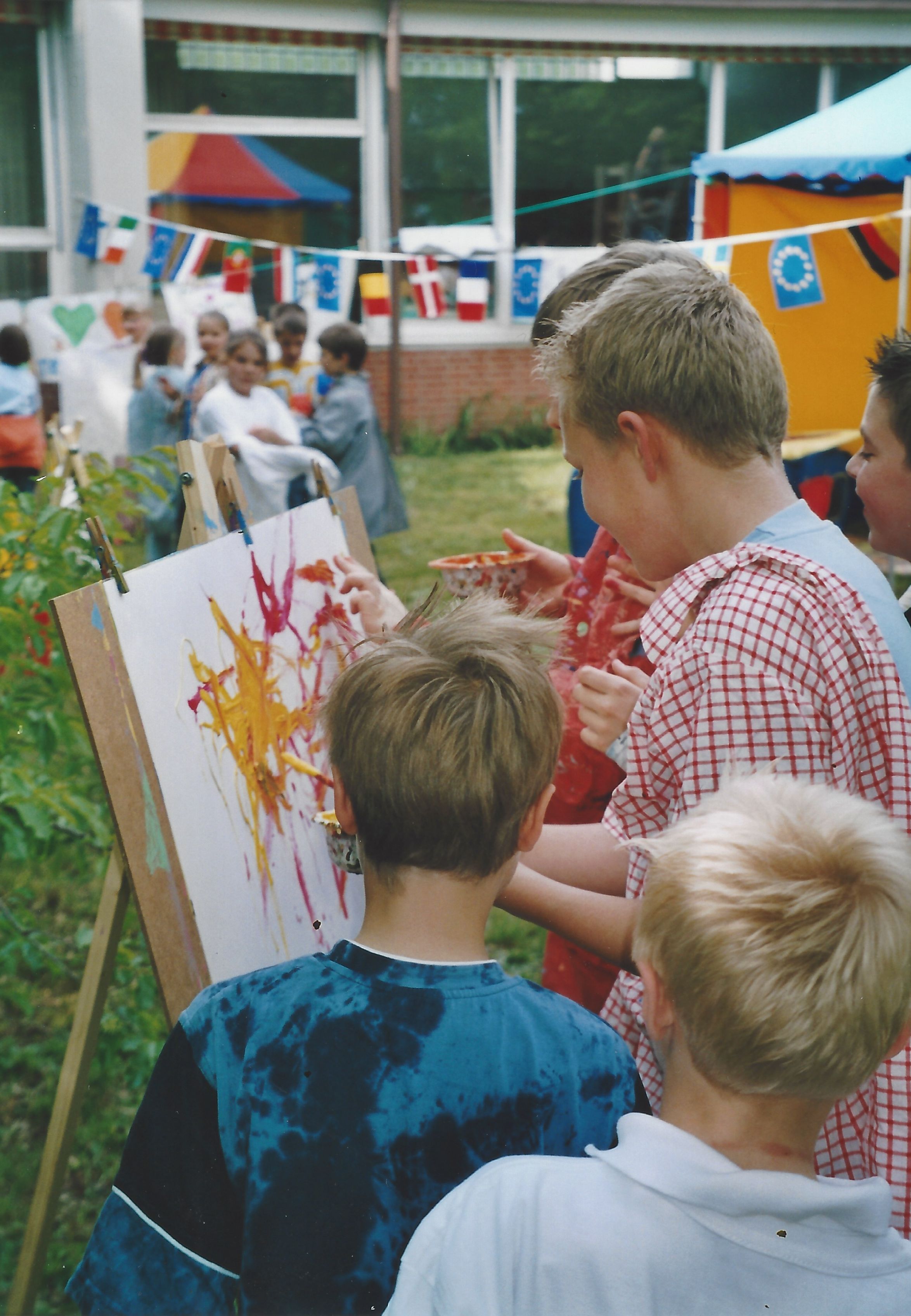 Malen und Basteltisch als Kinderanimation in Stuttgart